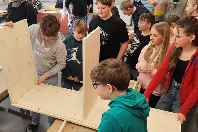 Feilen, sägen, schleifen – und am Ende ein Meisterstück: Schüler der dritten Klassen gestalten gemeinsam mit Tiroler Tischlereien kreative Möbel zum Motto „Möbel und Musik“. | Foto: Tischler Trophy