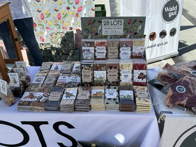 Schokoladen und andere Süßigkeiten gibt es von der Wiener Schokoladenmanufaktur "28lots", während die Kaffeerösterei "RÖSTRAUM" Kaffee und Tee für die Besuchenden bereithält.  | Foto: Kevin Gleichweit/MeinBezirk