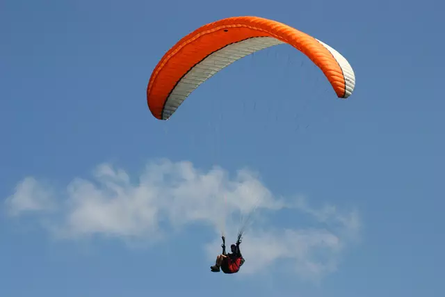 Am Donnerstag am Nachmittag stürzte ein Tandemgleitschirm mit einem 46-jährigen Piloten und einer 28-jährigen Passagierin in St. Anton am Arlberg in eine Gruppe von Feiernden an eine Eisbar. Der Pilot hatte kurz nach dem Start die Kontrolle verloren. | Foto: Symbolfoto panthermedia.net/makandy