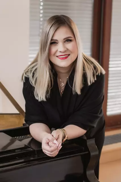 Opernsängerin Kinga Krajnik eröffnete im Frühjahr 2025 in Wien den Kunstsalon »La Divina« | Foto: Leo Dang