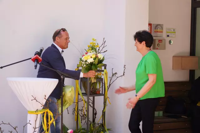 Ein Blumenstrauß für Anica Lesjak-Ressmann. | Foto: MeinBezirk.at