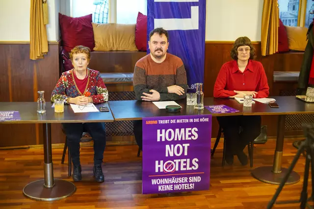 (v.l.) Die betroffene Anrainerin E., Daniel Harrasser und Angelika Adensamer (beide Links/KPÖ) bei der Pressekonferenz am Donnerstag, 3. April.  | Foto: Links/KPÖ Wien