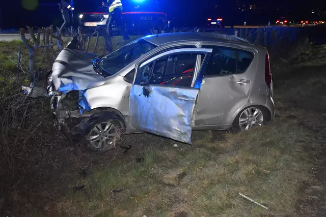 Am Donnerstag am Abend kam ein 24-jähriger Autofahrer auf der Zillertaler Bundesstraße B169 von der Fahrbahn ab und überschlug sich mit seinem Auto. | Foto: Zoom.Tirol