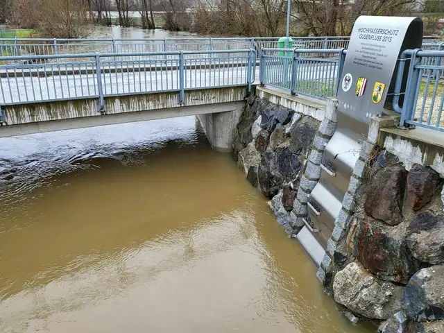 ...und acht Jahre später. Kein 20cm fehlten im September 2024 auf den Pegel der Jahrhundertflut 2013 (unterste Markierung, darüber 2002 und 1954)- trotz mehrfach so großem Flussbettvolumen. | Foto: Eckhart Herbe