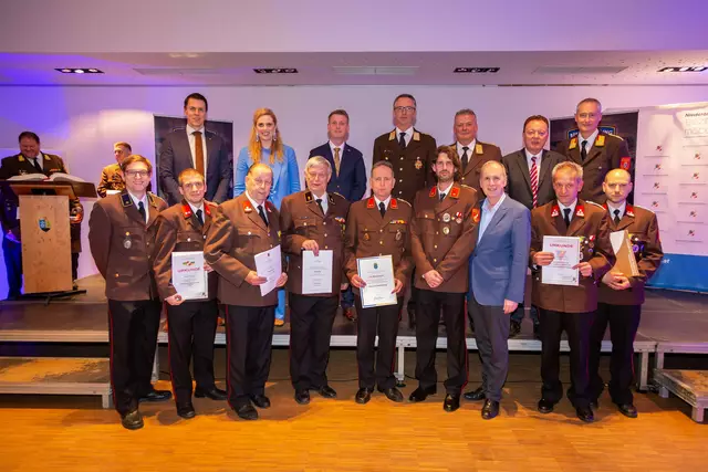 Ehrenzeichen für 70-jährige Tätigkeit für Hermann Klein sen. (3.v.l.). | Foto: Pressestelle BFK Mödling / Florian Steiner, Mathias Seyfert