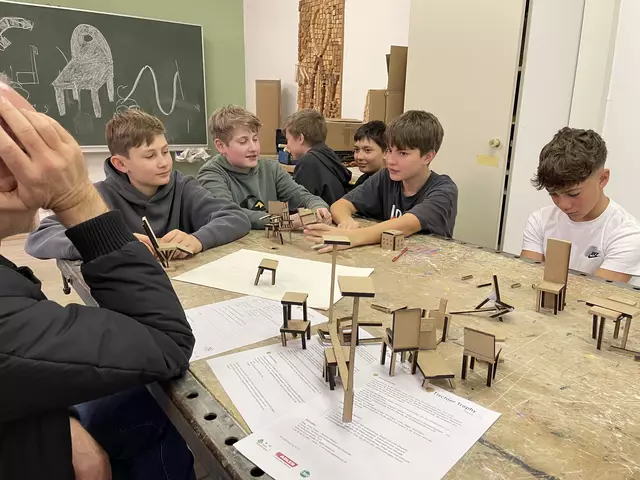 Teamarbeit mit Taktgefühl: Vom Entwurf bis zum letzten Schliff – junge Talente bringen Möbel und Musik in Einklang. | Foto: Tischler Trophy