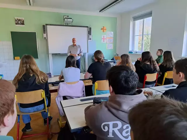 Bürgermeister Kurt Wittmann gab den Schülern einen spannenden Einblick in das Gemeindegeschehen. | Foto: Gemeinde Rabenstein an der Pielach