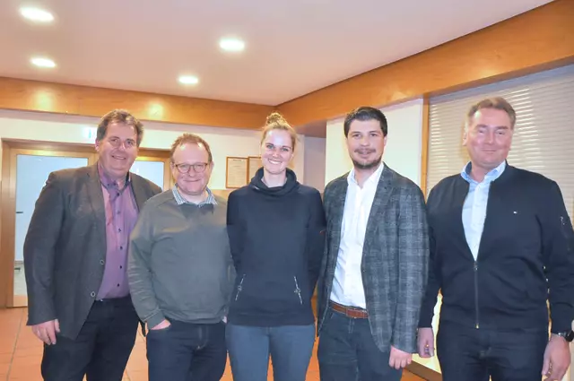 Die Bürgermeister Josef Knabl (Arzl, 1.v.l), Patrick Holzknecht (Wenns, 2.v.r) und Elmar Haid (St. Leonhard, 1.v.r) mit Geschäftsführer Markus Mauracher vom Regionalmanagement und KLAR!-Managerin Nina Debelius.