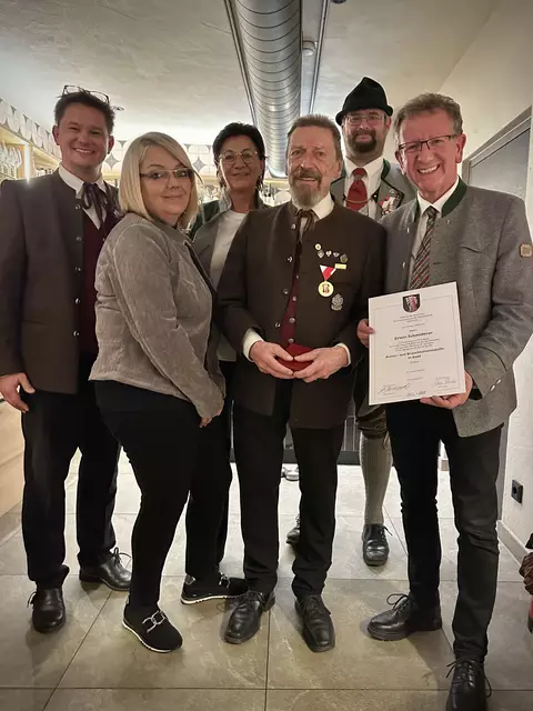 Am Foto von links nach rechts: Hans-Peter Oberhuber – Obmann der Liedertafel Zell am See, Kulturstadträtin Silvia Schuster, 1. Vizebürgermeisterin Salome Mühlberger, Erwin Schmiderer, Bernhard Fuchs – Obmann des Gauverbandes der Pinzgauer Heimatvereinigungen und Bürgermeister Andreas Wimmreuter | Foto: Liedertafel Zell am See