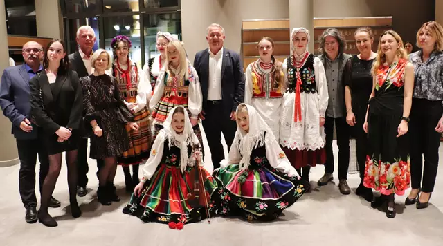 Manfred Komericky, Petra Schwarzl und Manfred Uggowitzer mit polnischen Schülern und Lehrern sowie Dariusz Czop und Leszek Bober. | Foto: Edith Ertl