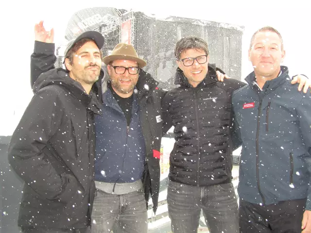 v.l.n.r.: Max Giesinger, Gregor Meyle, Vorstand Hochzeiger Bergbahnen Thomas Fleischhacker und Aufsichtsratsvorsitzender und Schischulleiter Rainer Schultes im Schnee bei der Mittelstation der Hochzeiger Bergbahnen. | Foto: Tatschl