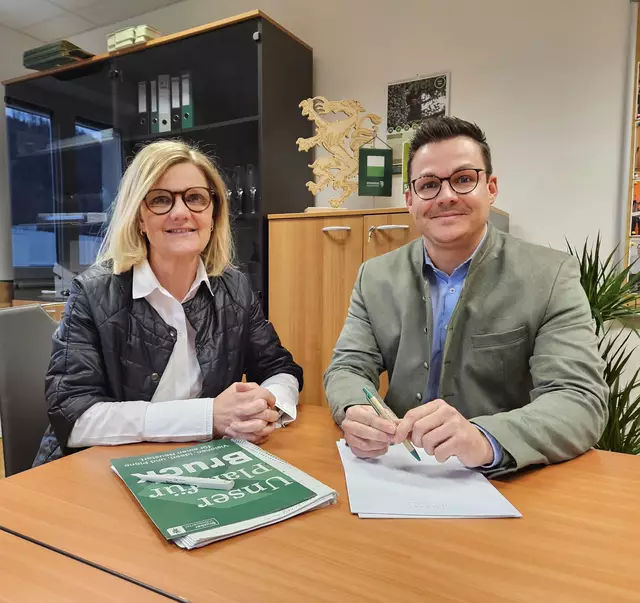 Susanne Kaltenegger und Raphael Pensl haben sich auf eine Zusammenarbeit verständigt. | Foto: Brucker Volkspartei 2025