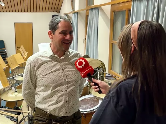 Hermann Wagner, Schlagzeuger in der Ortsmusikkapelle Elixhausen: „Ich habe mich für das Schlagzeug entschieden, weil es das vielfältigste Instrument ist. Ich habe 1989 mit der kleinen Trommel angefangen.“ | Foto: ckz