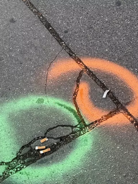 Die Stummel werden beim neuen "Tschickstummel"-Projekt mit Sprühfarbe markiert.  | Foto: Kücükcay/Volkshilfe Wien