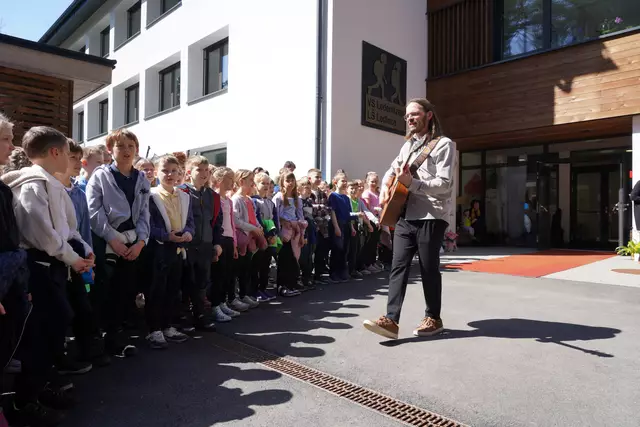 Die Kinder sangen bei der Neueröffnung ihrer Schule richtig coole Lieder.  | Foto: MeinBezirk.at