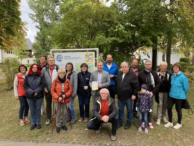 Einige Teilnehmer der Eröffnungsrunde mit Bürgermeister Josef Ramharter und Stadtrat Markus Loydolt Start des Schrittewegs im Stadtpark. | Foto: Stadtgemeinde Waidhofen/Thaya