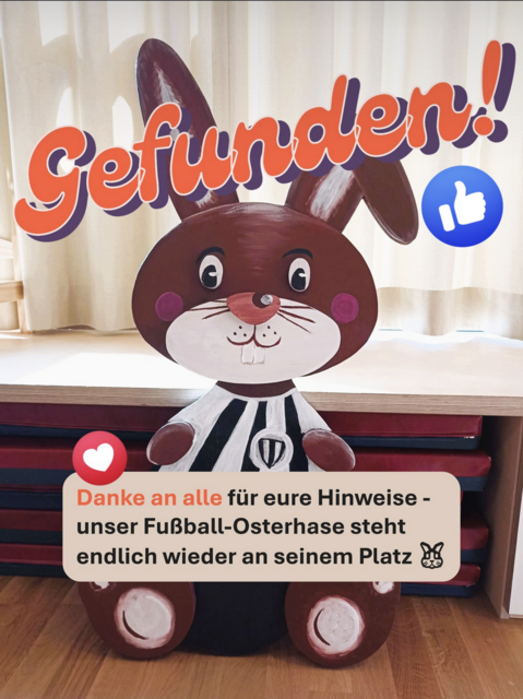 Der beliebte Fußball-Osterhase kehrt nach kurzer Abwesenheit an seinen gewohnten Platz vor der Volksschule Absam zurück. | Foto: Gemeinde Absam