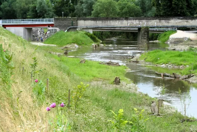 Der Bypass am Eröffnungstag des Hochwasserschutzes 2016. Seine erhöht liegende Sohle ist gut erkennbar, ebenso die schräge Wimminger Brücke. | Foto: Eckhart Herbe