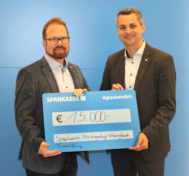 Spendenübergabe an Bürgermeister Mag. Christoph Artner (r) durch VDir. Martin Groiss (l) | Foto: Sparkasse