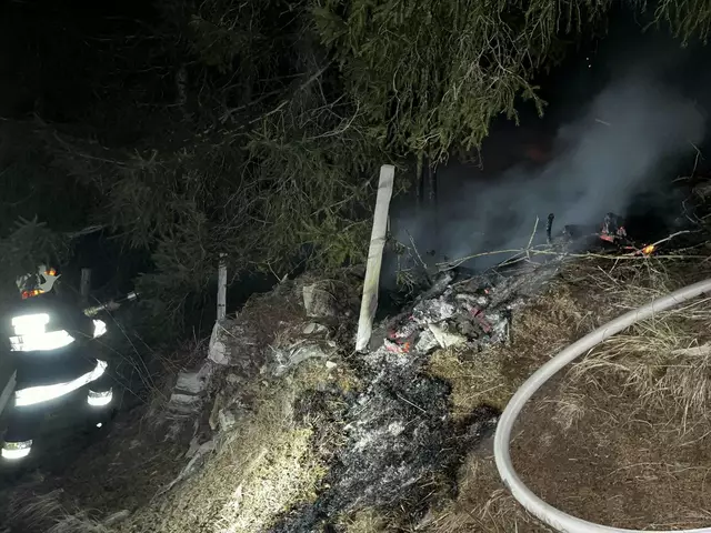 Vor Ort zeigte sich bereits ein größeres Feuer, welches auf den angrenzenden Wald übergegriffen hatte | Foto: Freiwillige Feuerwehr Rennweg am Katschberg