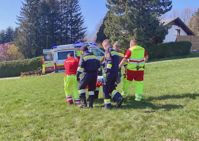 Einsatzkräfte vor Ort bei Schwabendörfl nach dem Flugunfall. | Foto: Freiwillige Feuerwehr Hochstrass
