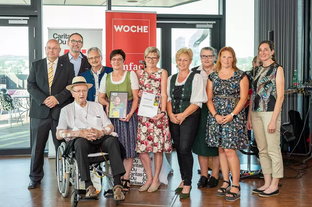 2021 war Harry Krenn (links vorne) bei der Preisverleihung – hier mit dem Projekt "Ein Herz für Mitmenschen" – noch dabei. | Foto: Jörgler