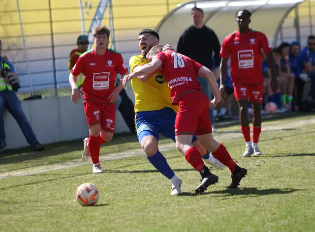 Umarmung der anderen Art. Wie hier Can Alak kämpfte die SPG Silz/Mötz verbissen gegen St. Johann. | Foto: Peter Leitner