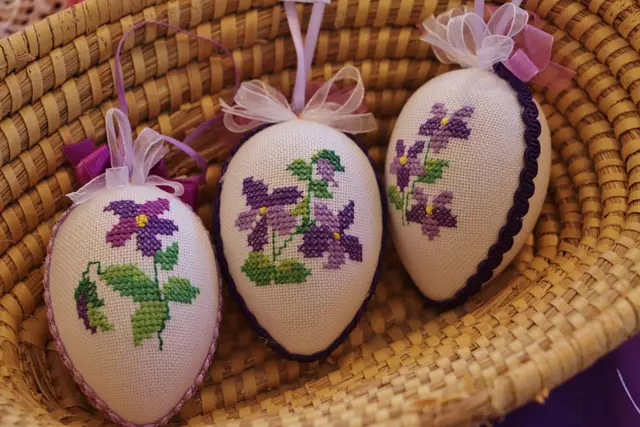 Veilchenbstickte Eier sind ein hübsches Mitbringsel beim Osterbesuch.  | Foto: Edith Ertl