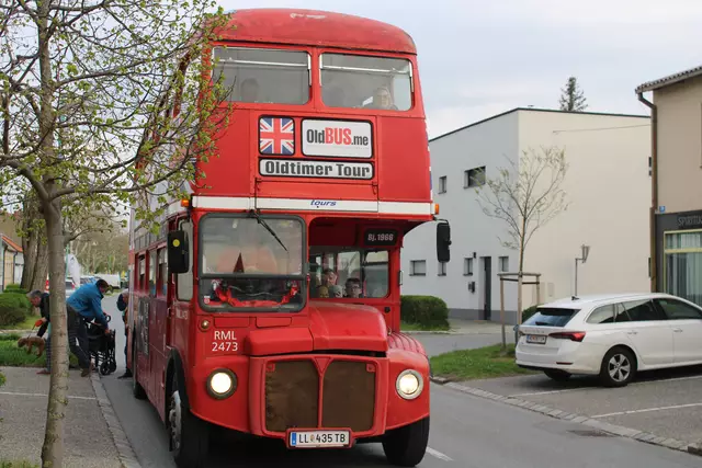 Der Oldschool Doppeldeckerbus dreht wieder seine Runden.