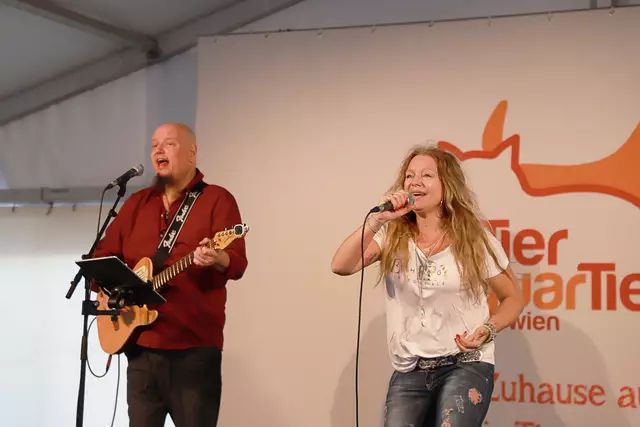 Foto: Sängerin Niddl beim Geburtstagsfest vom Tierquartier