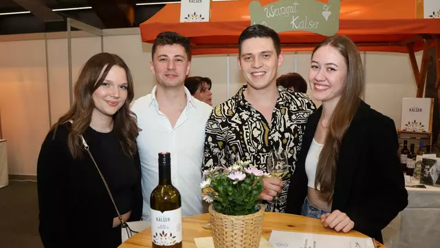 Lisa, Alex, Florian und Anna aus Vöcklabruck stießen am Spitzberg an.  | Foto: Helmut Klein