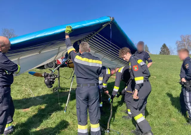 Motorisierter Flugdrachen abgestürzt – Feuerwehr sichert die Unglücksstelle. | Foto: Freiwillige Feuerwehr Hochstrass