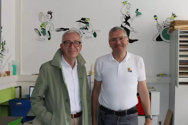 Der Landecker Bürgermeister Herbert Mayer stattete dem Direktoren des BORG Landecks, Otto Siegele, einen Besuch im MINT-Lab ab.  | Foto: Elisabeth Zangerl