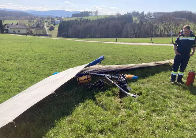 Pilot ansprechbar – Rettung bringt ihn ins Krankenhaus. | Foto: Freiwillige Feuerwehr Hochstrass