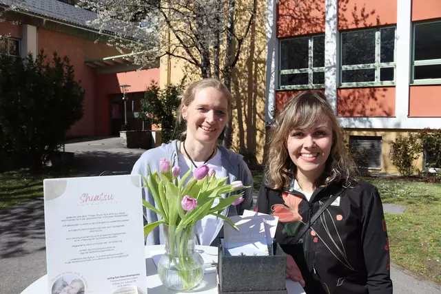 Waren ebenso an einem "Shiatsu-Stand" vertreten:  Elisabeth Kaindl („Lisi Shiatsu“) und Theresa Lorenz („Wohlg´fühl“).  | Foto: Elisabeth Zangerl