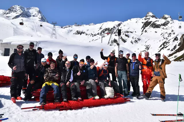 Alle und noch mehr, die man aus dem alpinen Stubaier Rennzirkus kennt, halfen mit: Rennleiter Michael Knaus (2.v.r.) mit einem Teil der vielen Helfer | Foto: Kainz