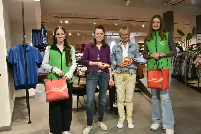 Das Team des Stadtmarketing, Gebäck, Zuckerln, Blumen sowie Äpfel als kleine Wertschätzungen aus | Foto: Gerald Dreisiebner