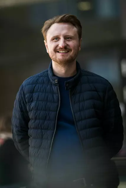 Schauspieler Michael Kranz und das Filmteam inmitten der Tiroler Bergwelt, wo die düstere Handlung von An der Grenze zum Leben erwacht. | Foto: ServusTV/Sebastian Marko