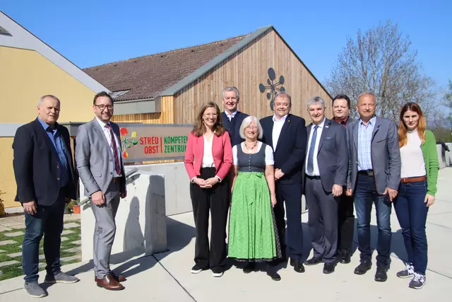 Bei der Eröffnung: Landeshauptmann-Stellvertreterin Anja Haider-Wallner (3. von links), Initiatorin Brigitte Gerger (Mitte), Bürgermeister Wolfgang Eder (4. von links) mit Ehrengästen aus Regionalpolitik und Landwirtschaft. | Foto: Martin Wurglits