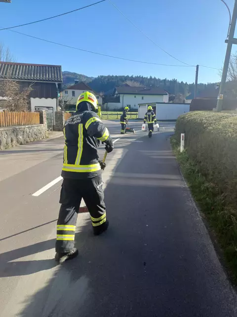 Die Ischler Florianis beseitigten die Ölspur. | Foto: www.ff-badischl.at