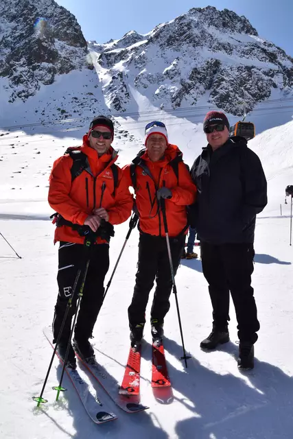 Die Neustifter Bergretter Manuel Dresely und Peter Egger mit dem Fulpmer TVB-Ortsobmann Michael Bacher | Foto: Kainz