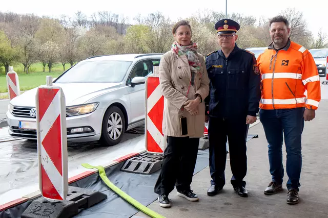 Landeshauptmann-Stellvertreterin Anja Haider-Wallner mit DI Gerald Gebhardt, dem Leiter Bau und Betrieb Nord der Baudirektion Burgenland und Oberstleutnant Helmut Marban, Sprecher der Landespolizeidirektion Burgenland. | Foto: LMS