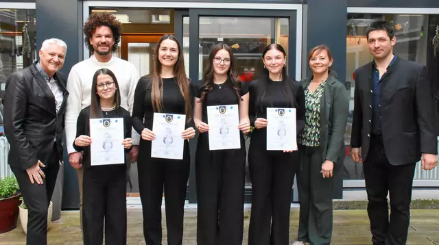 Kommission der Prüfung mit Direktor Adolf Lackner, Vorsitzenden Mario Hofferer, Fachvorständin Eva-Maria Scherzer und Prüfer Daniel Philippitsch und den Top-Zertifzierten mit ihrern Aufstiegstickets zum Landeswettbewerb Anna Wallner, Melisa Repas, Sarah Grossegger und Maya Thaler (Mitte).

 | Foto: (c) hlwspittal 2025, Ambros