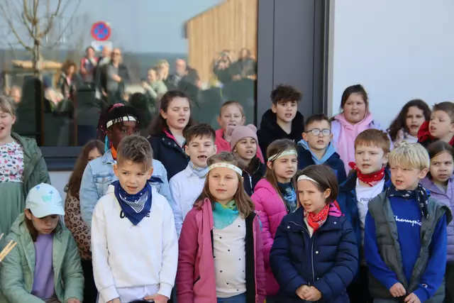 Die Kinder der Volksschule Burgauberg sangen. | Foto: Martin Wurglits