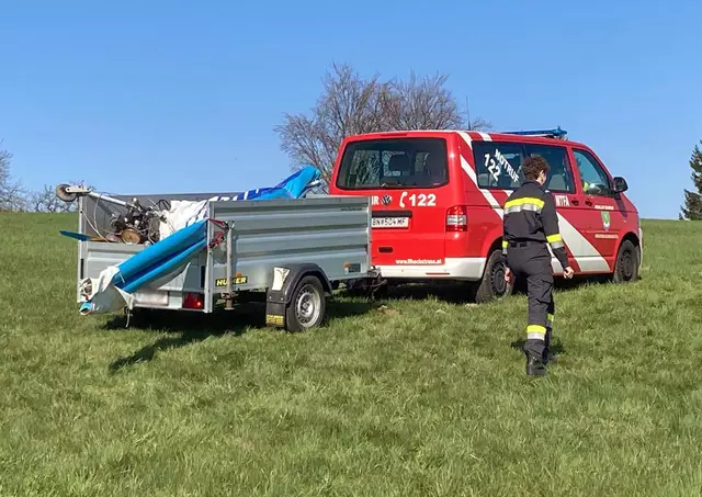 Polizei und Feuerwehr koordinieren die Bergung des Fluggeräts. | Foto: Freiwillige Feuerwehr Hochstrass