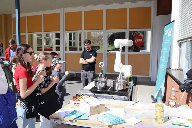 Der Verein MINT Oberland führte vor, wie ein Roboter Ostereier färbt.  | Foto: Elisabeth Zangerl
