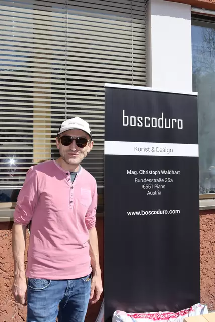 Der Pianner Christoph Waldhart ist Kunstpädagoge am BORG Landeck, zudem Freischaffender Künstler (Boscoduro) und war ebenso mit einem Stand beim Ostermarkt vertreten.  | Foto: Elisabeth Zangerl