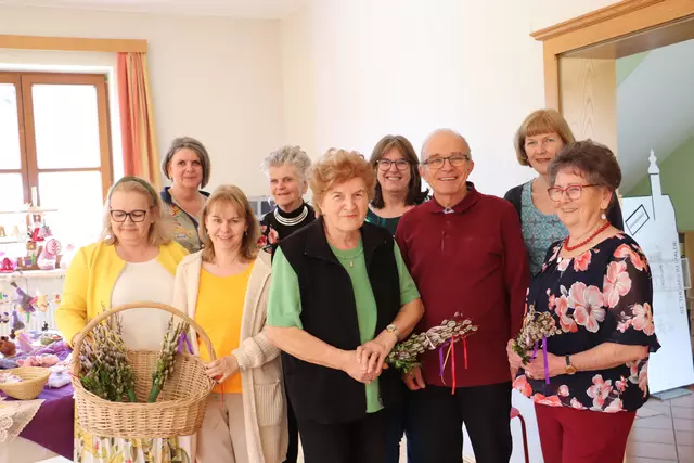 Auch Pfarrer Norbert Glaser schaute beim Osterbasar der Handarbeitsrunde vorbei und genoss die Gastfreundschaft bei duftendem Kaffee und hausgemachten Mehlspeisen.  | Foto: Edith Ertl