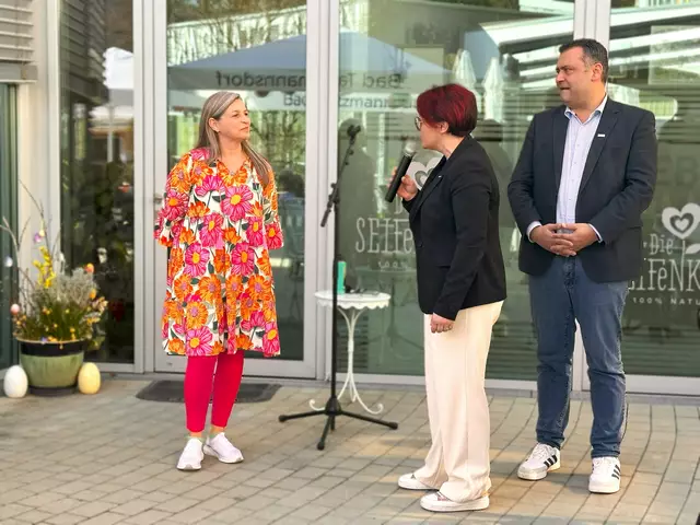 Gründerin Sandra Rademacher, Tanja Stöckl die Regionalstellenobfrau der Wirtschaftskammer Bezirk Oberwart, Bürgermeister Stefan Laimer  | Foto: Stöckl Lisa