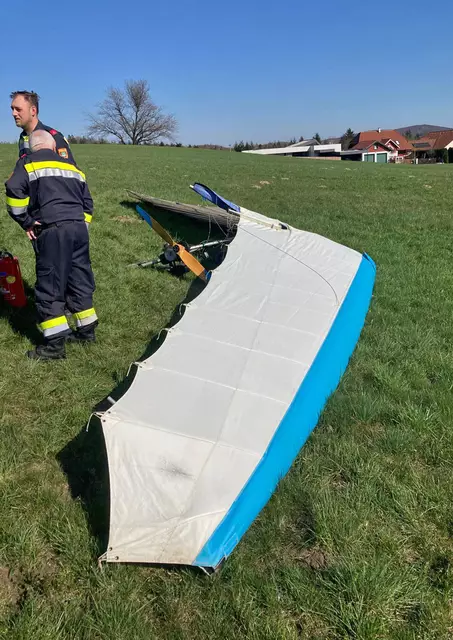 Flugdrachen nach dem Absturz: Wrackteile werden gesichert. | Foto: Freiwillige Feuerwehr Hochstrass